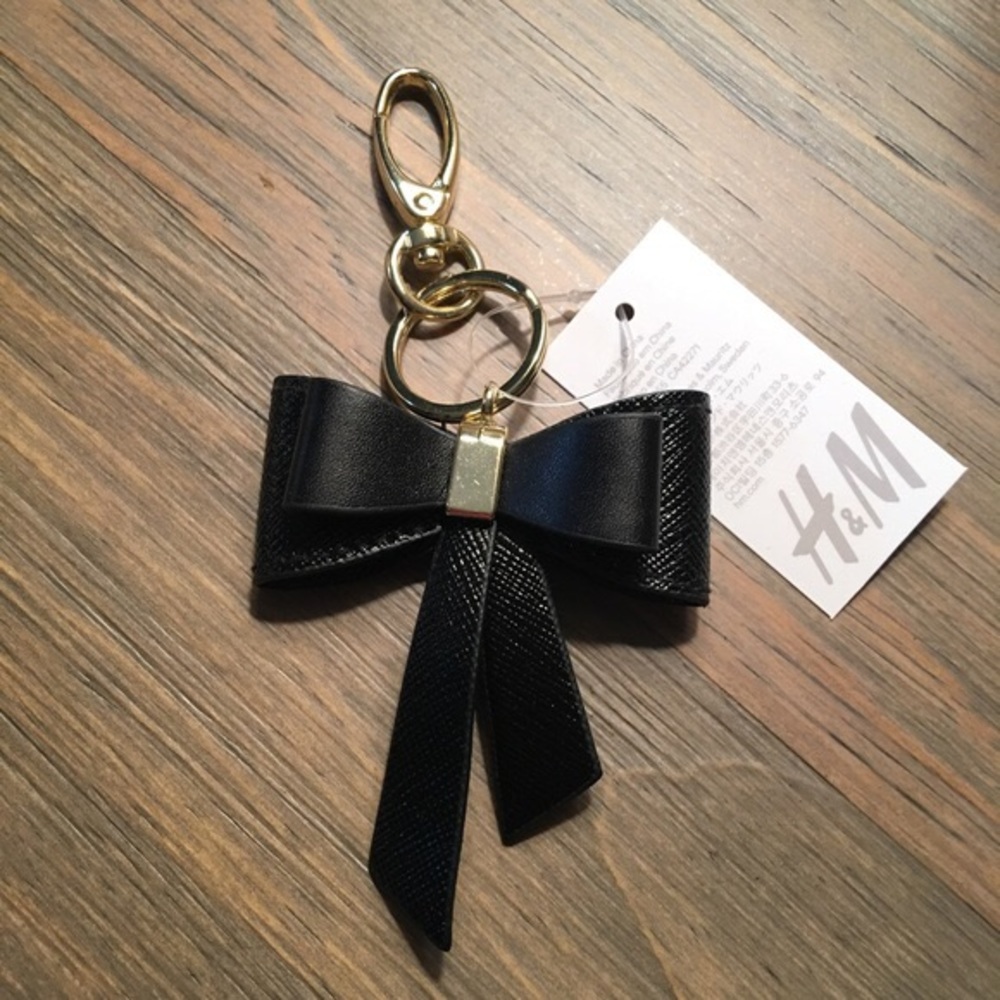 ISO H&M Bow keychain!!!